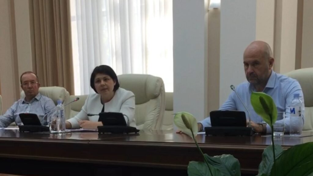 VIDEO// Gavrilița pusă la punct de către agricultori: Explicați la oameni că 30% din acciz e 60 de bani și nu 30% din prețul motorinei