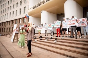 FOTO// Flashmob, la Parlament: Guvernarea PAS, în frunte cu Maia Sandu, le-a dat papucii tinerilor