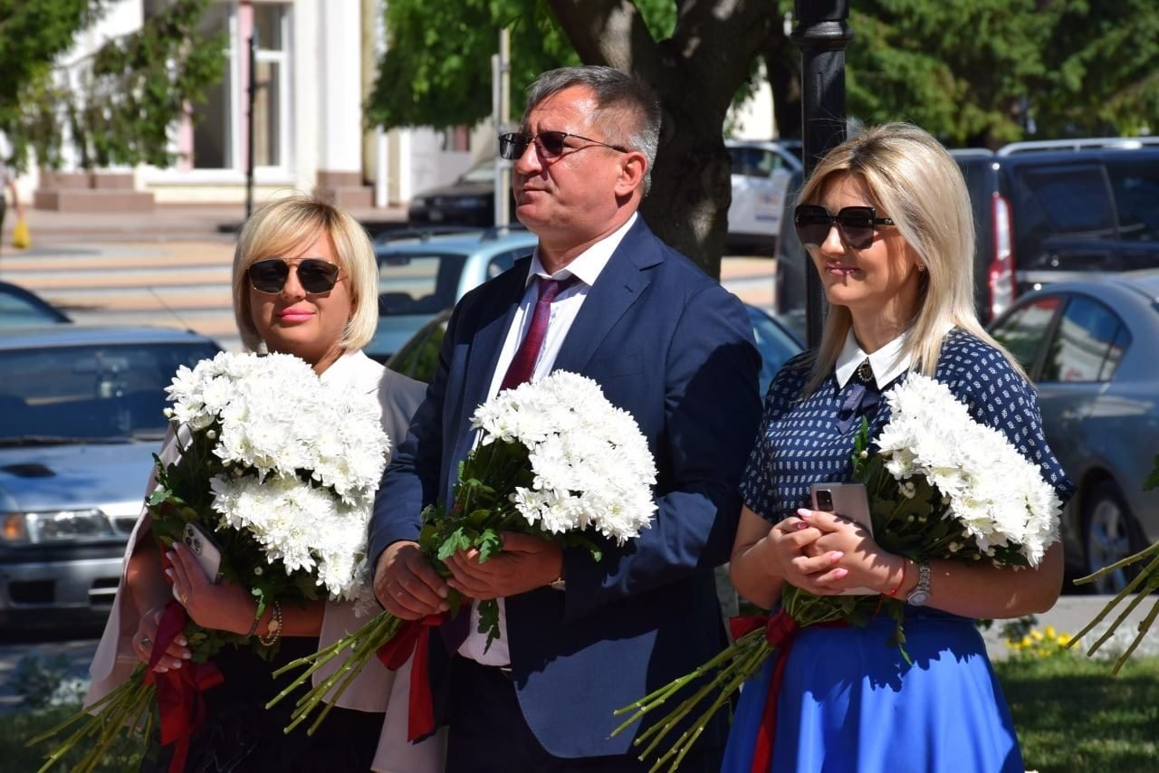 FOTO// Astăzi, se împlinesc 133 de la moartea poetului Mihai Eminescu. Partidul ȘOR a depus flori
