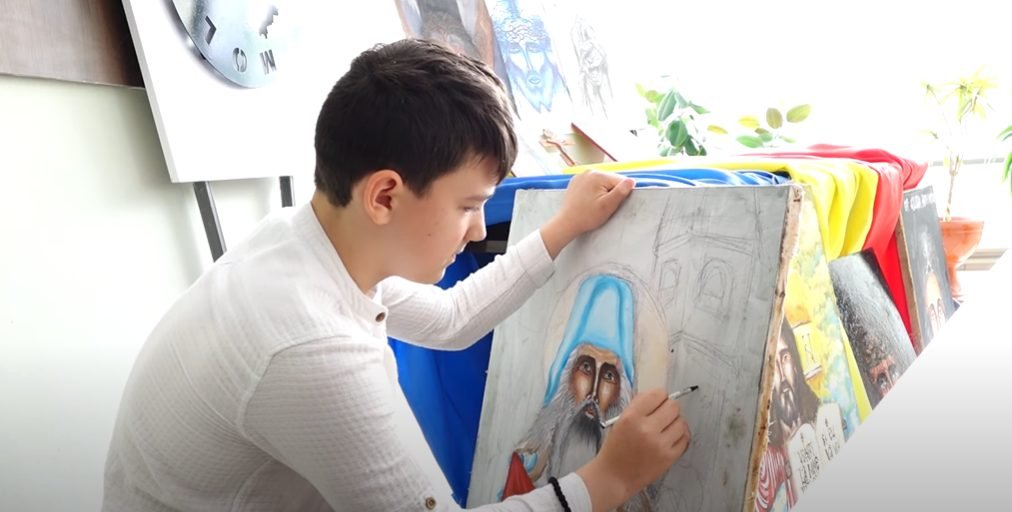 La doar 12 ani, un băiețel din Sângerei a devenit capul familiei. Acesta pictează icoane pentru a-și ajuta fratele