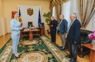 MAI a decorat paznicul Grădinii Botanica, care a salvat un copil de la înec