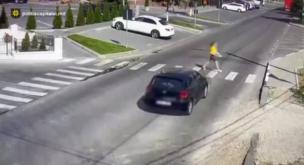 o adolescenta de 16 ani a fost lovita de o masina pe o trecere de pietoni din orasul durlesti