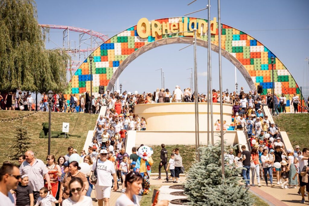 orheiland cel mai mare parc de distractii din republica moldova dar si din regiune a dat startul sezonului estival