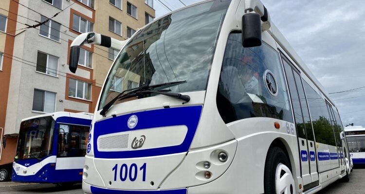 pe strazile capitalei circula un nou troleibuz articulat