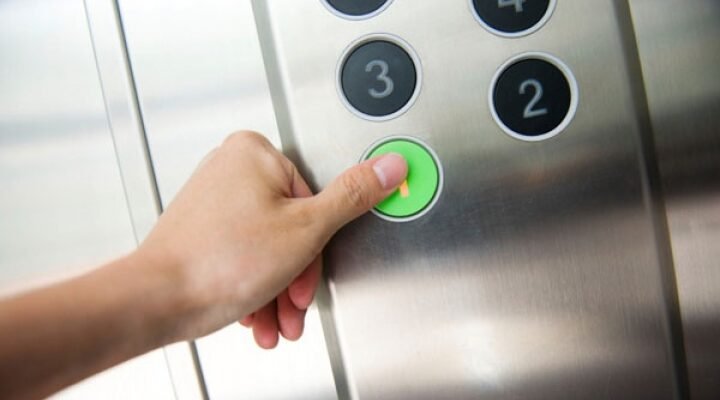 Persoanele cu dizabilități locomotorii severe, ar putea fi scutite de plata pentru ascensor