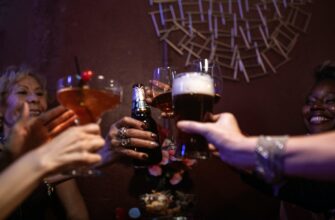 friends toasting their drinks