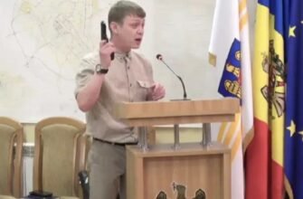 VIDEO// Momentul în care un activist nervos scoate din geantă un pistol la ședința CMC: Dracilor ce sunteți