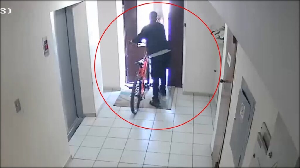 VIDEO// Va ajunge ”pe două roți” direct în pușcărie. Un tânăr riscă 4 ani de închisoare pentru că a furat o bicicletă 2 photo 2022 06 21 10 41 10