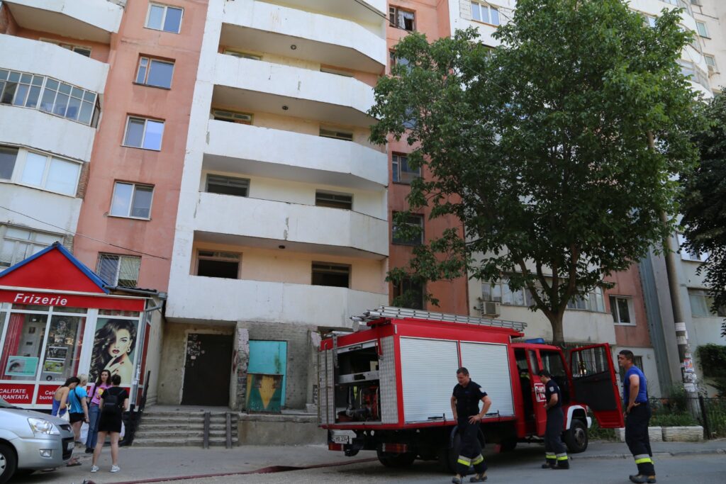 pompierii igsu au intervenit la lichidarea unui incendiu produs intr un apartament dintr un bloc de locuit din capitala