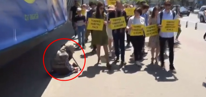 Un an de când PAS a obținut majoritatea parlamentară. Chicu: "Vremurile bune" simbolizează sărăcie, foame, frig și abuz 1 premierul gavrilita a mers indiferenta pe langa o batrana care cersea