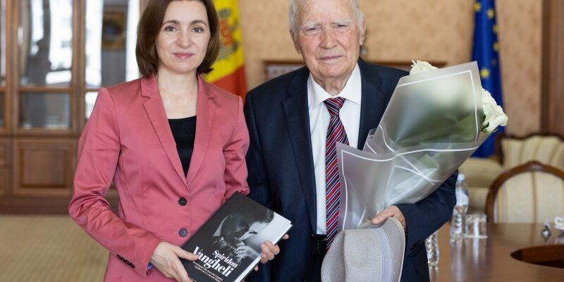 presedintele maia sandu l a felicitat pe scriitorul spiridon vangheli cu prilejul celei de a 90 a aniversari
