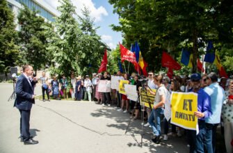 FOTO// Deputați, consilieri și membri ai PSRM au organizat un miting în susținerea lui Igor Dodon: Spunem NU dictaturii