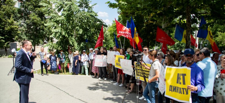 FOTO// Deputați, consilieri și membri ai PSRM au organizat un miting în susținerea lui Igor Dodon: Spunem NU dictaturii