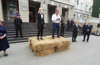 FOTO// Reprezentanții Partidului ȘOR și cei ai PCRM, au protestat la MAI. Aceștia au cerut demisia ministrului PAS, Ana Revenco