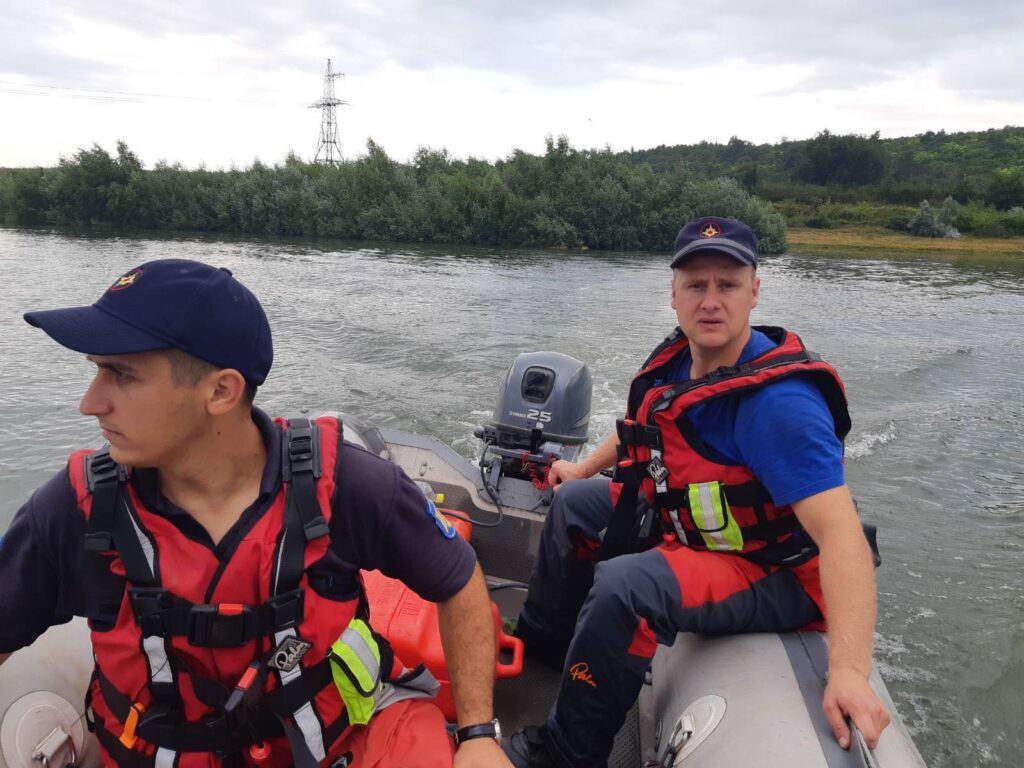 salvatorii igsu au intervenit pentru a recupera o persoana dintr un bazin acvatic din localitatea ciniseuti