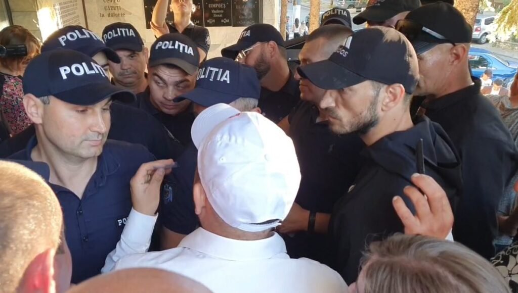 VIDEO// Altercații între reprezentanții Partidului Șor și polițiști 1 VIDEO// Altercații între reprezentanții Partidului Șor și polițiști