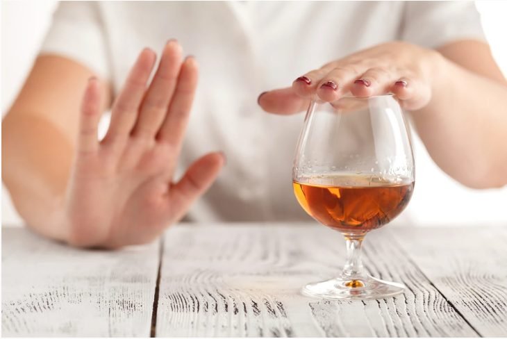 Cum faci diferența între alergie la alcool și consum excesiv de băuturi tari
