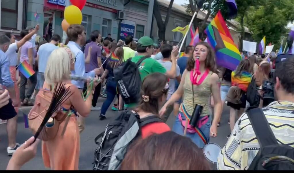 VIDEO// Dumitru Alaiba alături de Occupy Guguță au dat tonul marșului LGBT