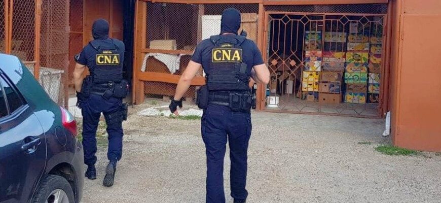 seful unei intreprinderi municipale de alimentatie publica si trei agenti economici retinuti de cna si pa pentru acte de coruptie