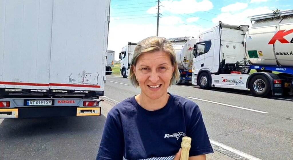 VIDEO// A stat "un an" în rîndul imens de la vama Leușeni. Șoferița de TIR, Cristina Pruteanu, își sărbătorește ziua de naștere printre camioane 1 VIDEO// A stat "un an" în rîndul imens de la vama Leușeni. Șoferița de TIR, Cristina Pruteanu, își sărbătorește ziua de naștere printre camioane