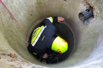 FOTO// Un cățel a fost salvat dintr-o fântână de salvatorii din Comrat