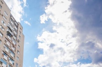 ULTIMA ORĂ// Un copil de doar 2 ani a ajuns la spital după ce a căzut de la etajul 3 al unui bloc de locuit din capitală