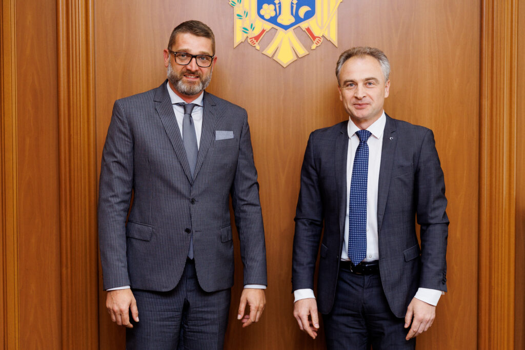 Secretarul de stat Veaceslav Dobîndă a avut o întrevedere cu ambasadorul agreat al României în Republica Moldova 1 04 07 2022 3