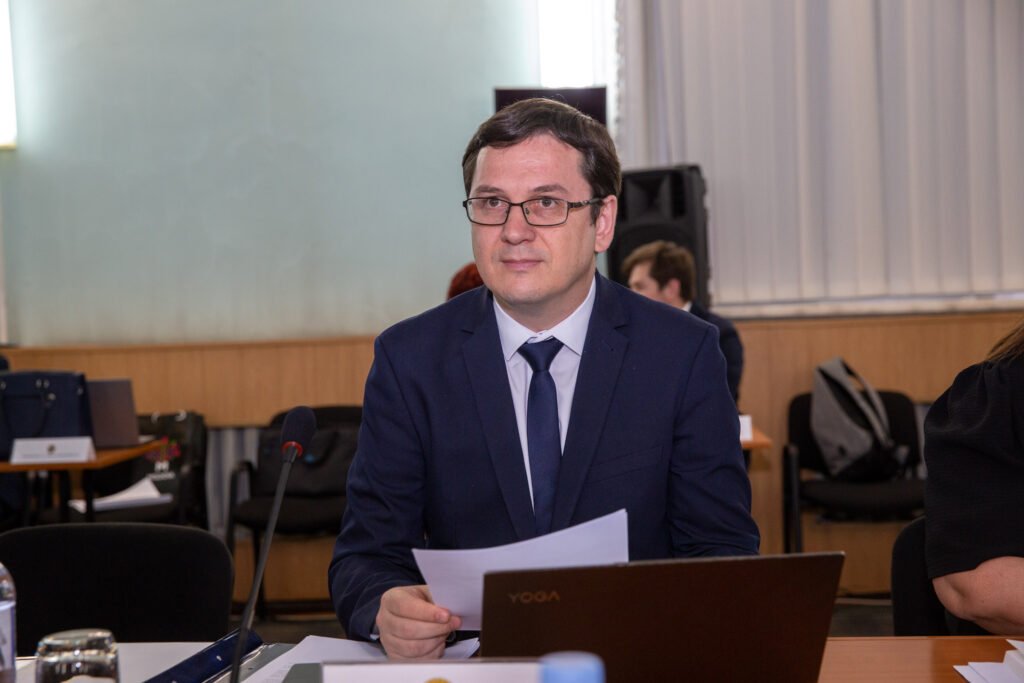 Guvernul a aprobat măsuri pentru asigurarea participării echitabile a părinților la îngrijirea copiilor