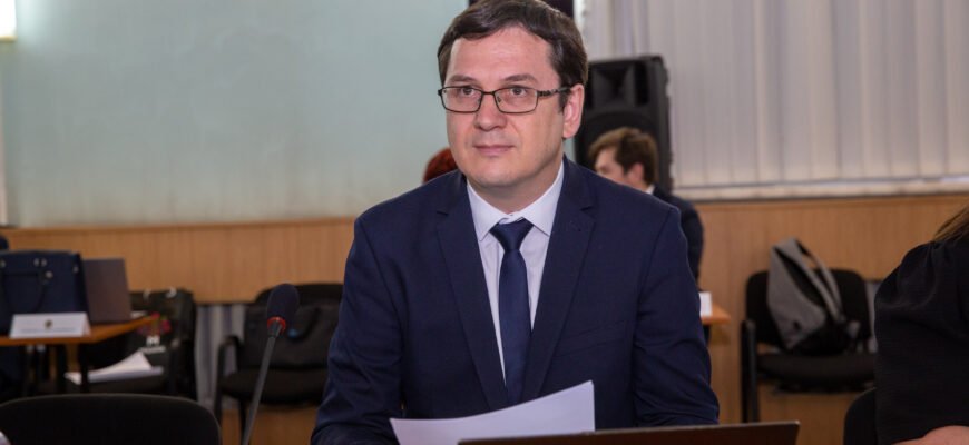 Guvernul a aprobat măsuri pentru asigurarea participării echitabile a părinților la îngrijirea copiilor