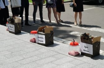 FOTO// Flashmob inedit. Igor Grosu și Natalia Gavrilița au primit câte un borcan de... creieri