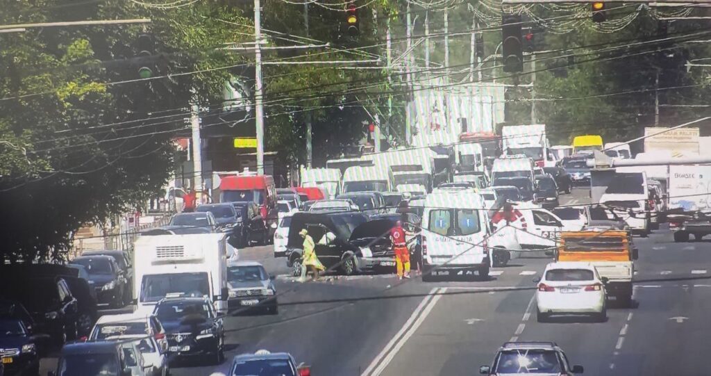 FOTO// Ambuteiaje de proporții în centrul capitalei după ce un taxi s-a tamponat violent cu un alt vehicul 3 ambuteiaje de proportii in centrul capitalei dupa ce un taxi s a tamponat violent cu un alt vehicul