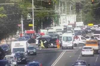 FOTO// Ambuteiaje de proporții în centrul capitalei după ce un taxi s-a tamponat violent cu un alt vehicul