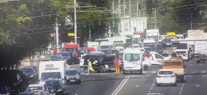 ambuteiaje de proportii in centrul capitalei dupa ce un taxi s a tamponat violent cu un alt vehicul