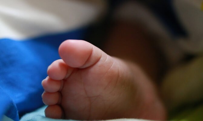 Grecia raportează primul deces al unui bebeluş diagnosticat cu hepatită acută severă