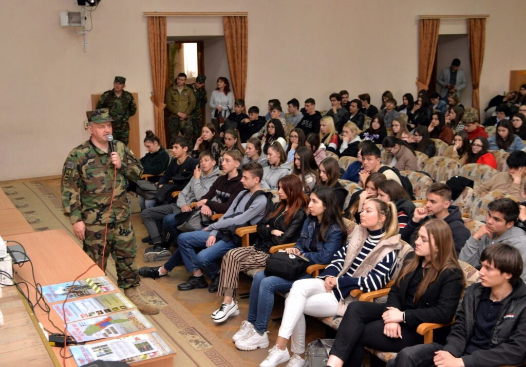 Copiii și adolescenții, informați de echipele de geniști ale Armatei Naționale, despre pericolul muniţiilor neexplodate 1 copiii si adolescentii informati de echipele de genisti ale armatei nationale despre pericolul munitiilor neexplodate