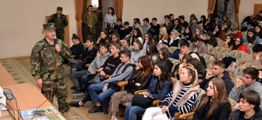 copiii si adolescentii informati de echipele de genisti ale armatei nationale despre pericolul munitiilor neexplodate