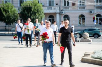 FOTO// Socialiștii au depus flori la monumentele lui Ștefan cel Mare și Sfânt din Chișinău și Bălți