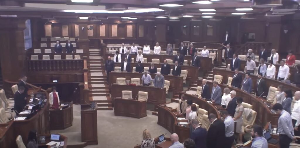 VIDEO// Deputații au ținut un minut de reculegere în memoria Elenei Bodnarenco, deputata care a decedat la vârsta de 57 de ani