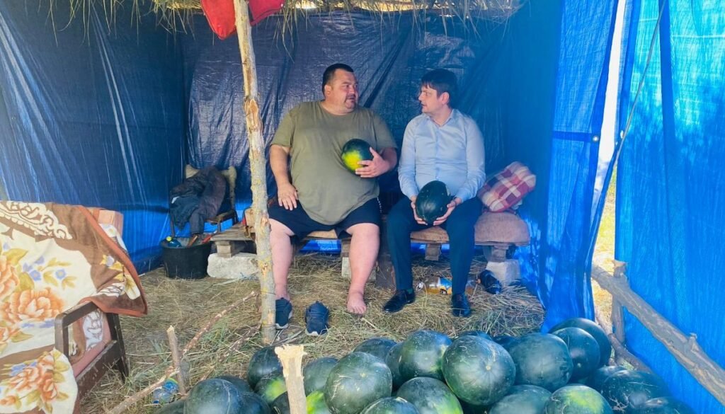 FOTO// ”Dominatorul” Andrei Spînu, cu harbuzul în poală, face apel la solidaritate: Să ne susținem unul pe altul