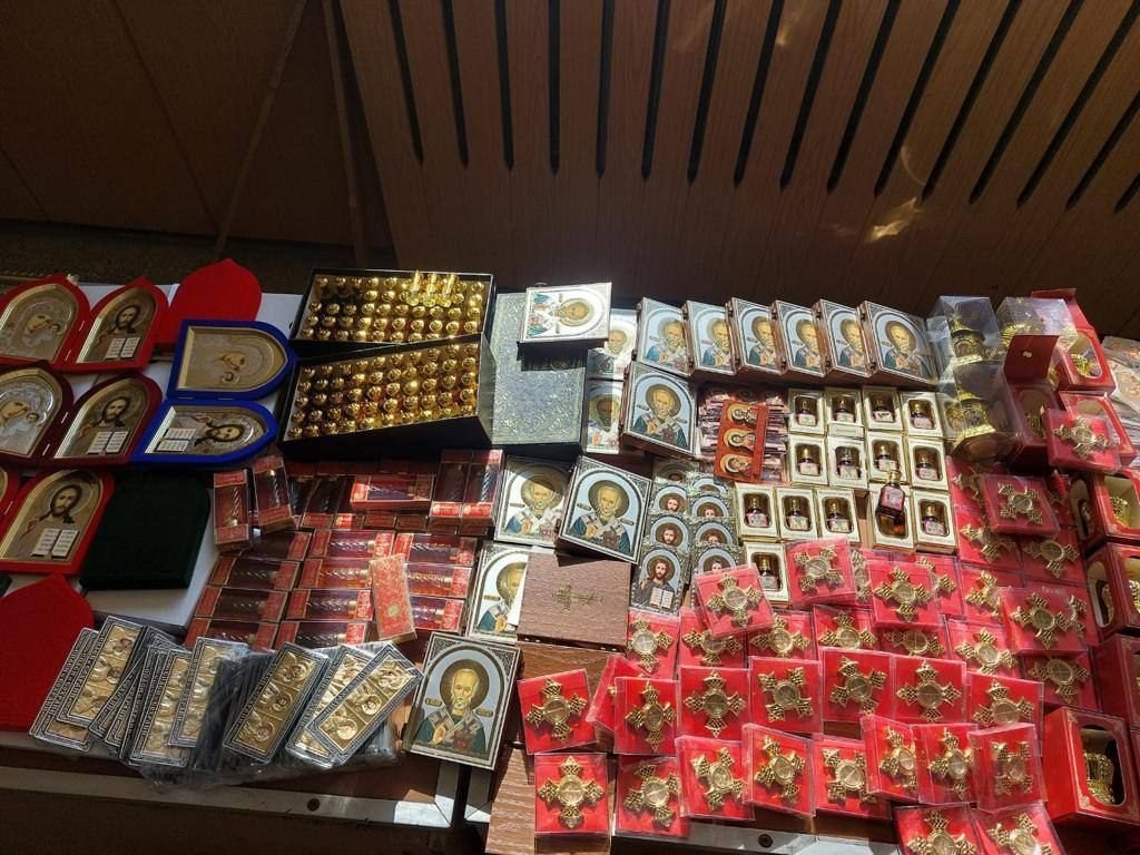 FOTO// Ce-ar fi spus Isus? Contrabandă cu icoane și cruciulițe depistată la frontiera Republicii Moldova