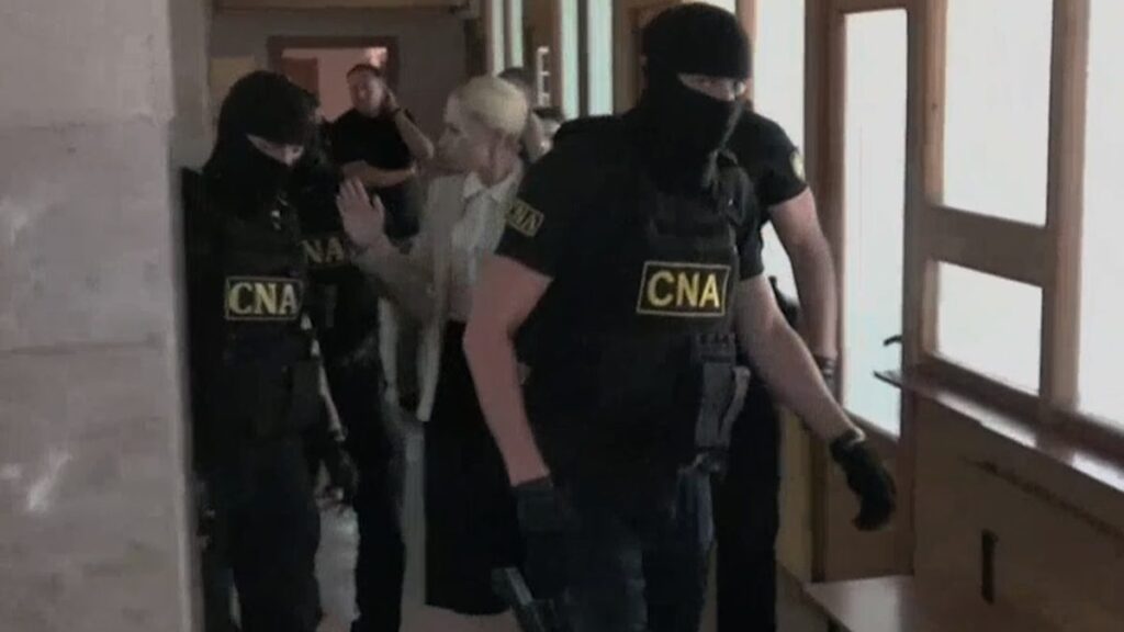 VIDEO// Înconjurată de ofițerii CNA, Marina Tauber a transmis ultimele cuvinte înainte de a fi escortată în Penitenciarul 13