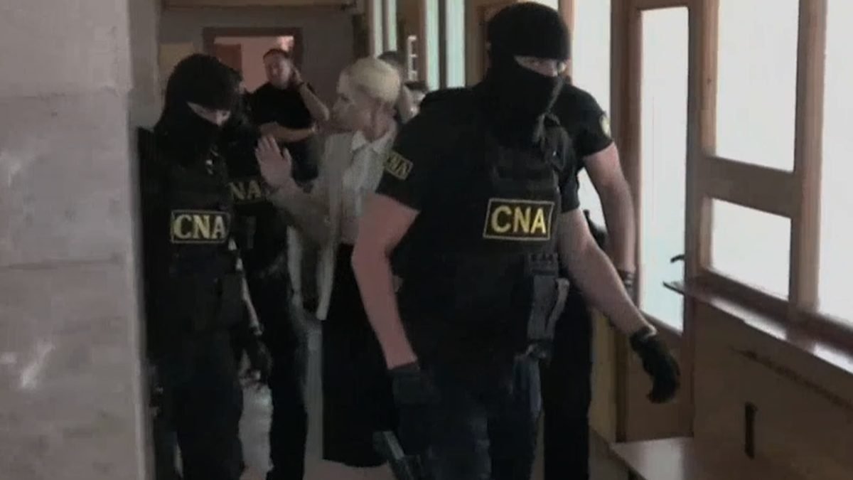 VIDEO// Înconjurată de ofițerii CNA, Marina Tauber a transmis ultimele cuvinte înainte de a fi escortată în Penitenciarul 13