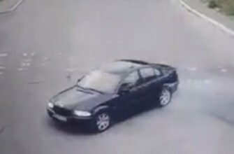Un tânăr de 19 ani a rămas fără permis după ce a făcut drifturi pe o stradă intens circulată