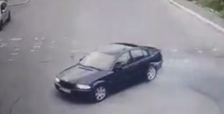 Un tânăr de 19 ani a rămas fără permis după ce a făcut drifturi pe o stradă intens circulată