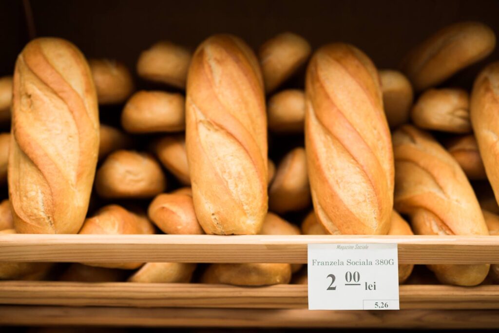 VIDEO// Pâine cu DOAR 2 lei poate fi cumpărată în magazinele sociale ”Merișor”, deschise la inițiativa lui Ilan Șor 2 ogwp8y 2022 07 25 18 40 paine magazin social