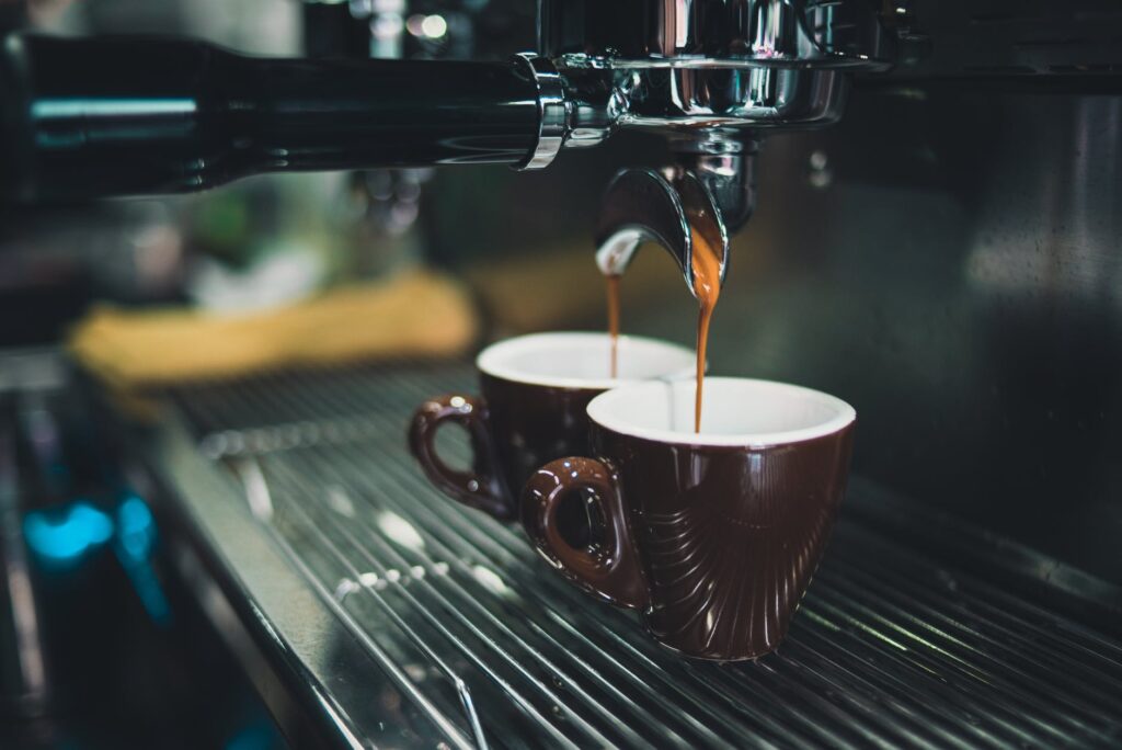 Cum ştii că bei prea multă cafea. Iată semnalele pe care le transmite corpul tău 1 close up of coffee cup