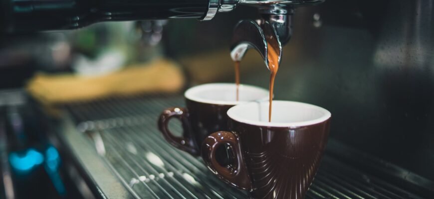 Cum ştii că bei prea multă cafea. Iată semnalele pe care le transmite corpul tău 1 close up of coffee cup