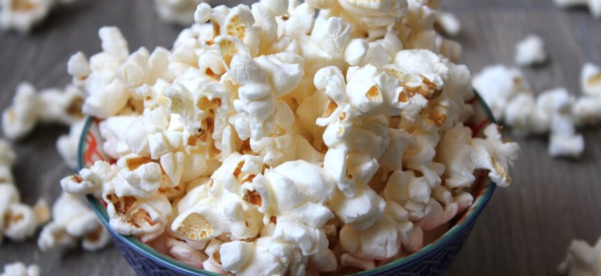popcorn in ceramic bowl