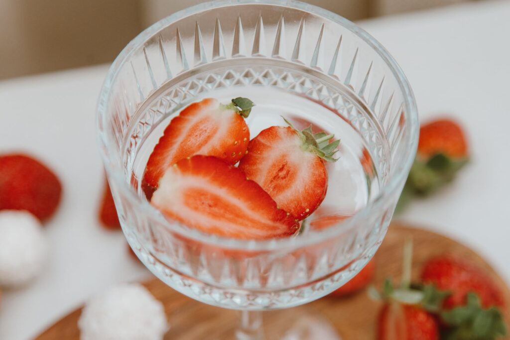 Primul semn care îți arată că ești alergic la căpșune. La ce trebuie să fii atent 1 a clear glass with slices of strawberries in close up photography