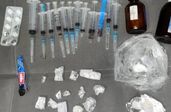 Opt persoane sunt cercetate penal pentru punerea în circulație a drogurilor. Riscă până la 15 ani de pușcărie